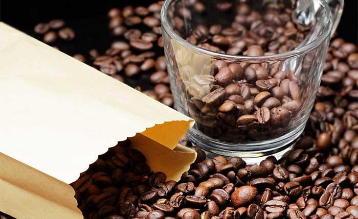 Sobre de café donde se está introduciendo el mismo